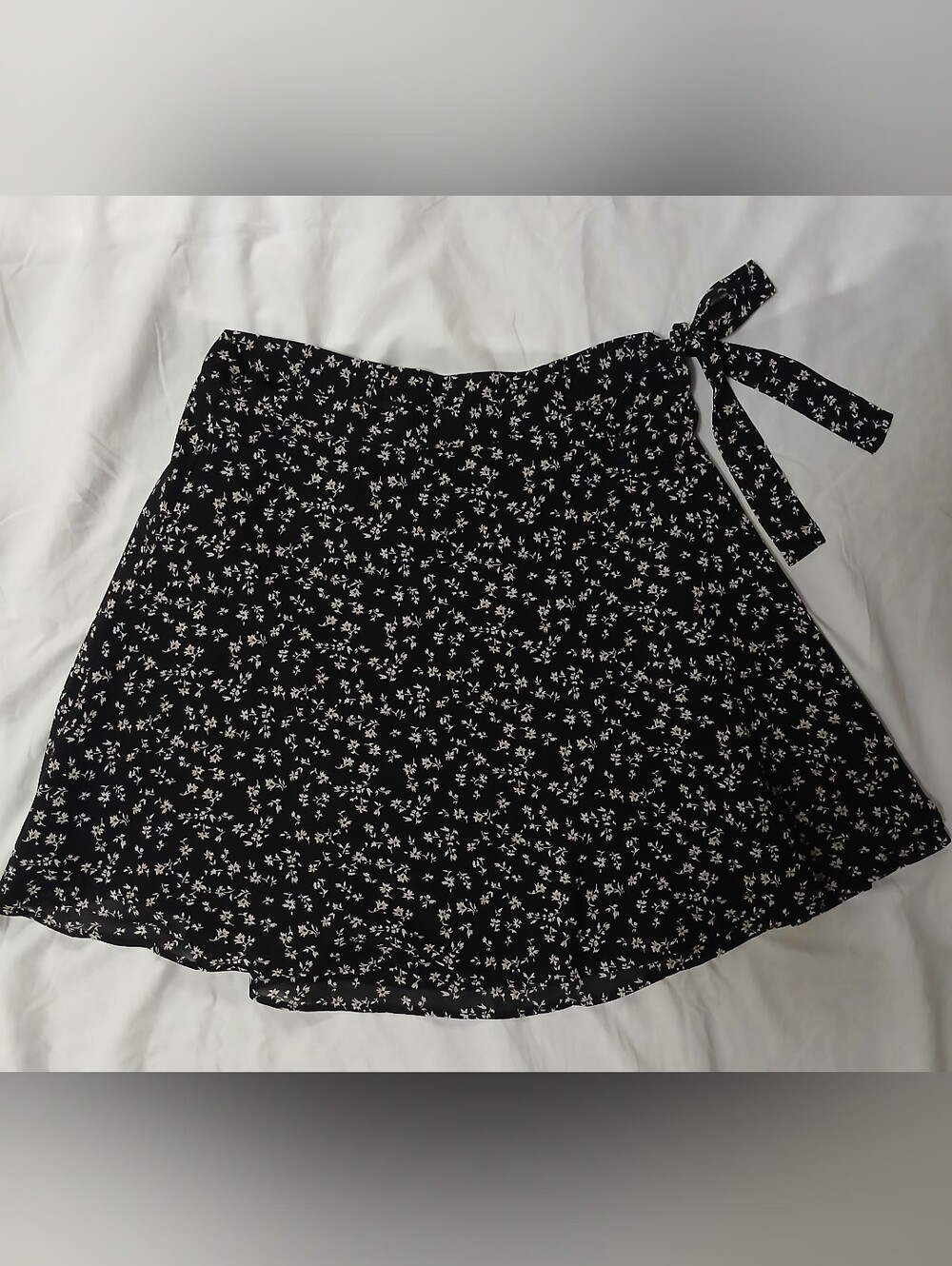 Forever 21 Women's Black Ditsy Floral Tie-Waist Skirt